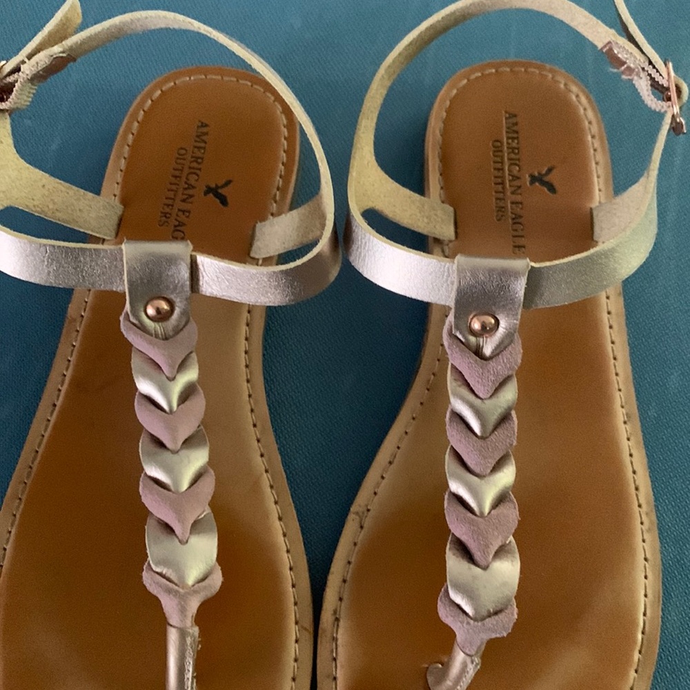 Ladies American Eagle pink and rose gold thong sandals